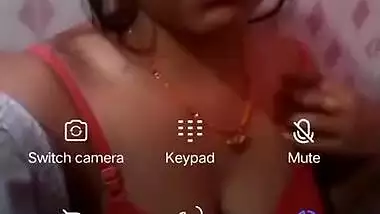 Bhabhi takes off bra to show her XXX tits in amateur Desi video