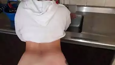 Her stepfather fucks her without anyone noticing in the kitchen, her daughter covers him (DANNY ROUS