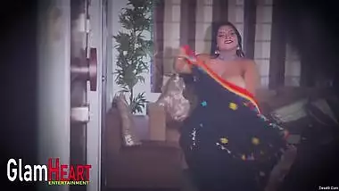 Cuddly Desi porn actress looks XXX with her sari on or without it