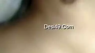 Friends lift Desi woman's top to touch nipples in the amateur porn video