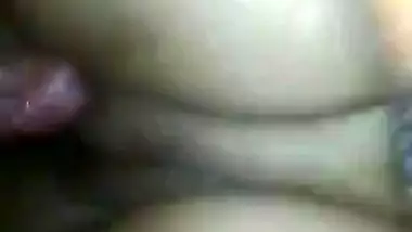 Amateur chudai video of Indian couple trying to have XXX fun in dark