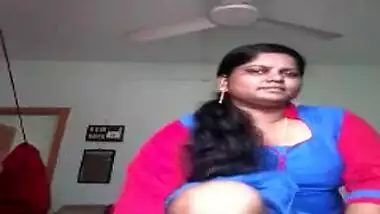 Natural Indian shuts herself up in room for a XXX striptease for sex fans