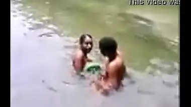 Desisex video of a young couple enjoying outdoor sex in a pond