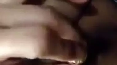 Girl in birthday XXX suit spreads legs and shows boobs in Desi video