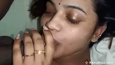 Cheating lady gives a desi blowjob to her horny lover