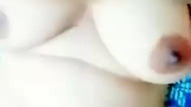 Natural Desi MILF shows XXX boobs and squeezes them so sexy on camera