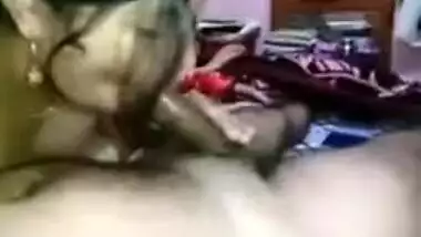 XXX slut gives a blowjob to her Desi client in the MMS video