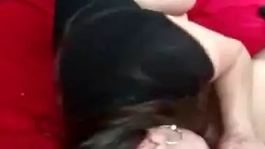 Esposa Puta Exhibiendo El Culo Y La Concha En El GyM El Jefe De Su Esposo La Graba Y La Invita A Follar A Su Casa Sin Condon Por Un Aumento De Sueldo 