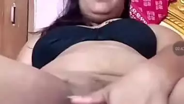 Unsatisfied bhabhi fingering fat pussy on live cam