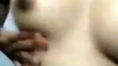 A lot of XXX machos would like to play with this Desi girl's sexy chest