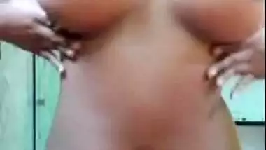 Hookah smoking Desi MILF's shaved XXX hole is exposed in squirting porn