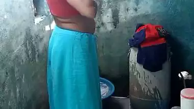 Mature aunty topless bathing caught on camera