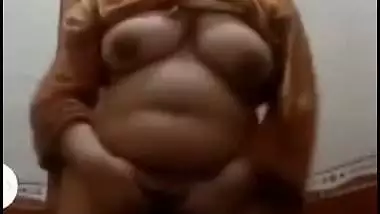 Bhabhi shaking hip during fingering on live cam