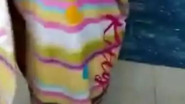 Desi housewife flashes body in amateur porn video after taking a shower