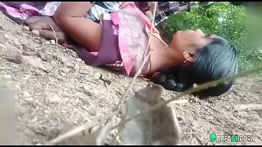 Outdoor Desi mms clip of Indian gal caught drilled by lover on land