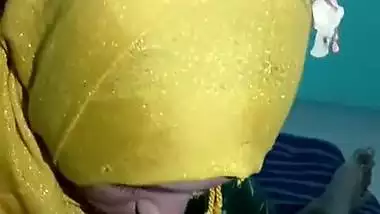 Muslim lady gives a desi blowjob to her lover