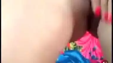 Slim Desi model gets naked and sticks a pen into XXX pussy on cam