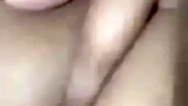 Desi girl solo XXX video where she takes boobs and pussy to light