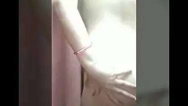 Naked Desi aunty with bodacious XXX body seductively moves on cam