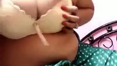 Horny desi bhabhi showing boobs on live in Green saree with Clear audio n moaning