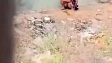 Man films Desi aunty peeing outdoors and leaks XXX video in MMS niche