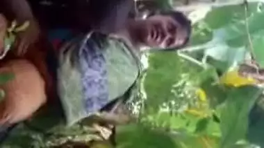 Desi MMS video of horny dude fucking mature XXX slut in the woods