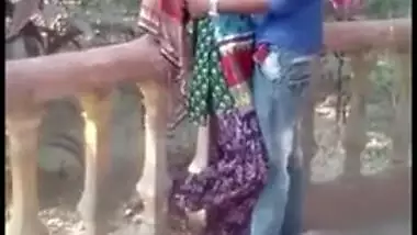 Outdoor Desi mms clip of slim Indian gal caught kissing her lover