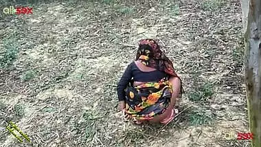 Village aunty sex - Indian MILF slut enjoys playing with her cunt in the forest