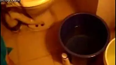 Porn MMS of a beautiful girl taking a bath and satisfying her boyfriend