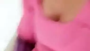 Wife in pink invites Indian viewers to watch solo XXX show with sex toy