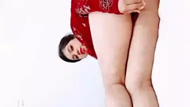 Sexy Pakistani mom inserts dildo into her XXX twat for Desi video