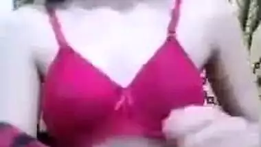 Kashmiri teen Desi girl pulls top up to expose boobs in XXX video