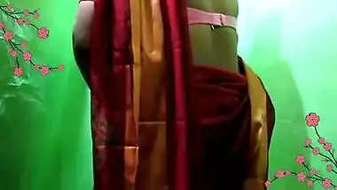 Booby aunty with huge melons wearing sari showing huge cleavage and big navel