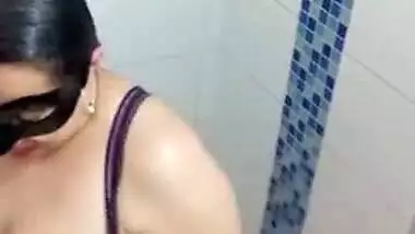 Hijastra Se Deja Mojar De Lluvia Dorada De Su Padrastro Agradecida Se Lo Chupa Y Se Deja Llenar De Leche En La Ducha En Nueva York Usa Desi Bhabhi XXX