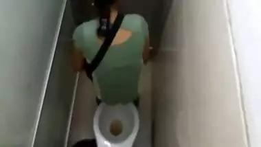 Desi pervert records amateur girl taking XXX pee in public toilet