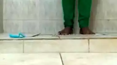 Desi MILF washes her sex hole on XXX camera in the shower cabin