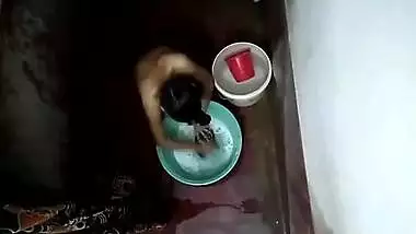 Hidden footage of naked XXX Desi housewife relaxing in the bathroom