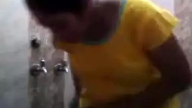 Desi girl satisfies BF's sex dreams by recording XXX relax in shower