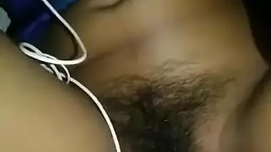 bengoli bhabhi ki chut me gaajar ghusayi ja rhi h pati k dwara