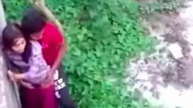 Two Indian lovers caught fucking in outdoor garden in Desi mms video