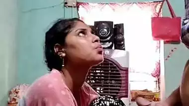 Amateur XXX video of awesome Desi hottie giving a blowjob to the guy