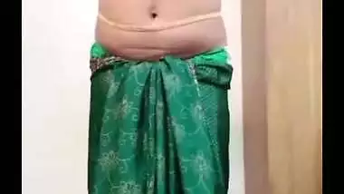 Milf strips and shows her naked body in the Tamil sex video