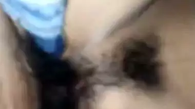 Desi guy fucks his GF’s hairy pussy in the local sex video