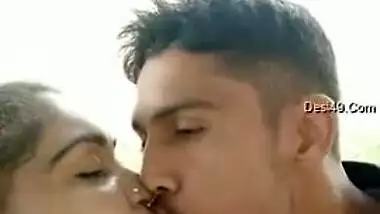 Desi slut loves the way macho man shoves tongue in her XXX mouth