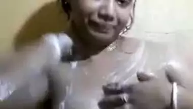 Indian girl whips out natural XXX boobs in quick sex video for BF