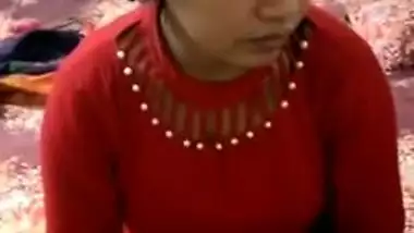 Dude coaxes his cute Desi girlfriend to pose naked for XXX camera