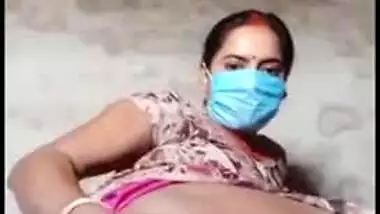 Face masked desi XXX wife shows her tits and pussy in live cam