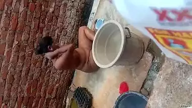 Naughty boy records how naked Desi neighbor washes XXX body outdoors