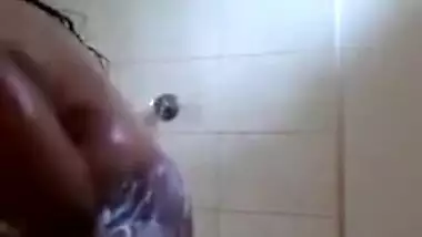 Today Exclusive- Hot Look Sri Lankan Girl Record Her Nude Bathing Selfie Part 1