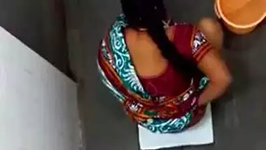 XXX girl pulls her sari up to piss and wash sex opening in the loo
